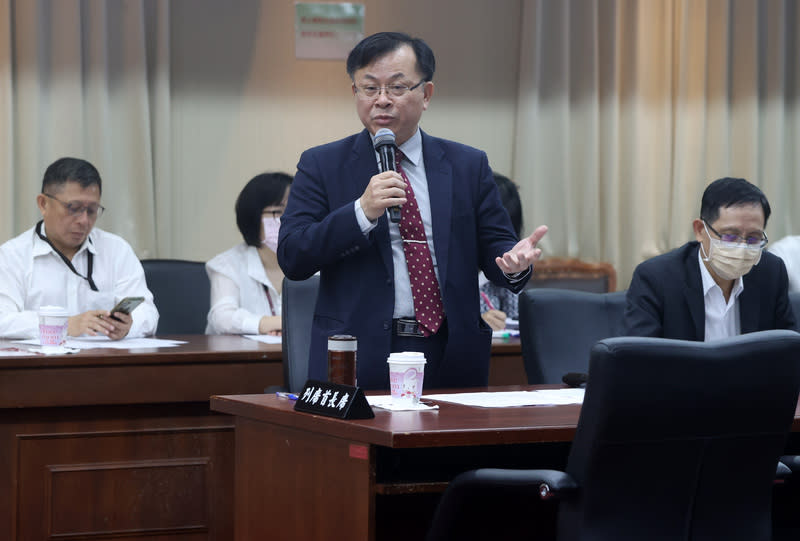 國家通訊傳播委員會（NCC）主委陳耀祥（中）6日在立法院表示，調閱資料、提供資料都需要遵守程序，依照憲法規定處理。（中央社）