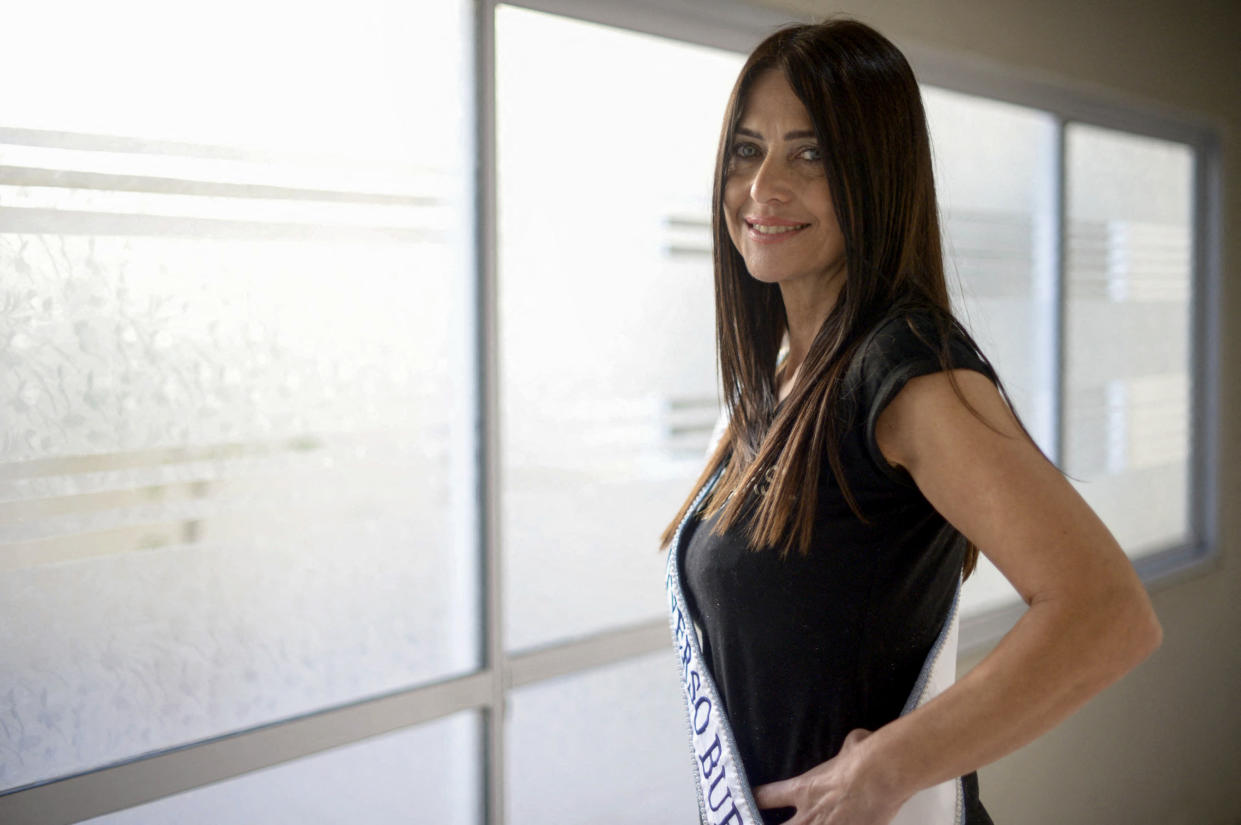 La nueva Miss Universo Buenos Aires, Alejandra Rodríguez, posa en la ciudad argentina de La Plata el 24 de abril de 2024. (Photo by MARCOS GOMEZ/AFP via Getty Images)