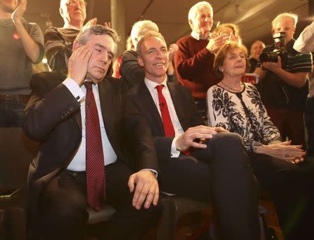 Former British Prime Minister Gordon Brown (L) gestures after delivering his speech as he sits with leader of the Scottish Labour Party, Jim Murphy, during a campaign event in Glasgow, Britain May 5, 2015. REUTERS/Paul Hackett - RTX1BN7C