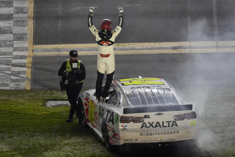 William Byron celebra tras ganar las 500 Millas de Daytona con el equipo Hendrick Motorsports en el Daytona International Speedway el lunes 19 de febrero del 2024. (AP Foto/Chris O'Meara)