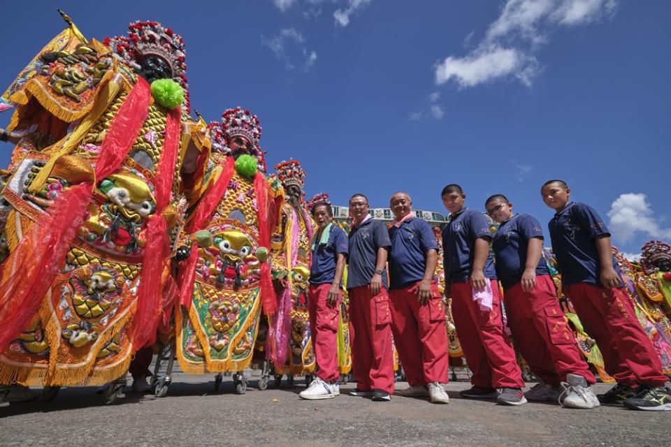 蘆洲神將的「神將腳」烈日下，扛起神將，為的就是將這份信仰與文化永續傳承。（新北市文化局提供）