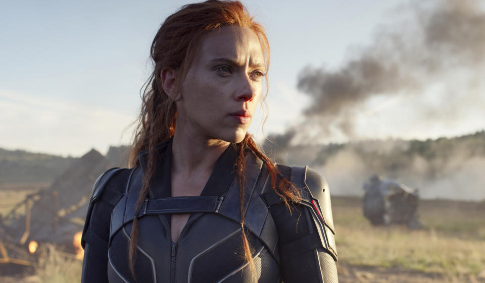 Scarlett Johansson en una escena de "Black Widow" en una imagen proporcionada por Disney/Marvel Studios. Disney anunció que la película será estranda el 9 de julio de 2021 en vez de mayo. (Marvel Studios/Disney via AP)