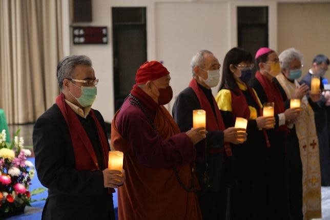 心道法師（左二）等不同宗教代表，寧靜1分鐘為為土耳其、敘利亞強震及地球平安祈福。（世界宗教博物館提供）