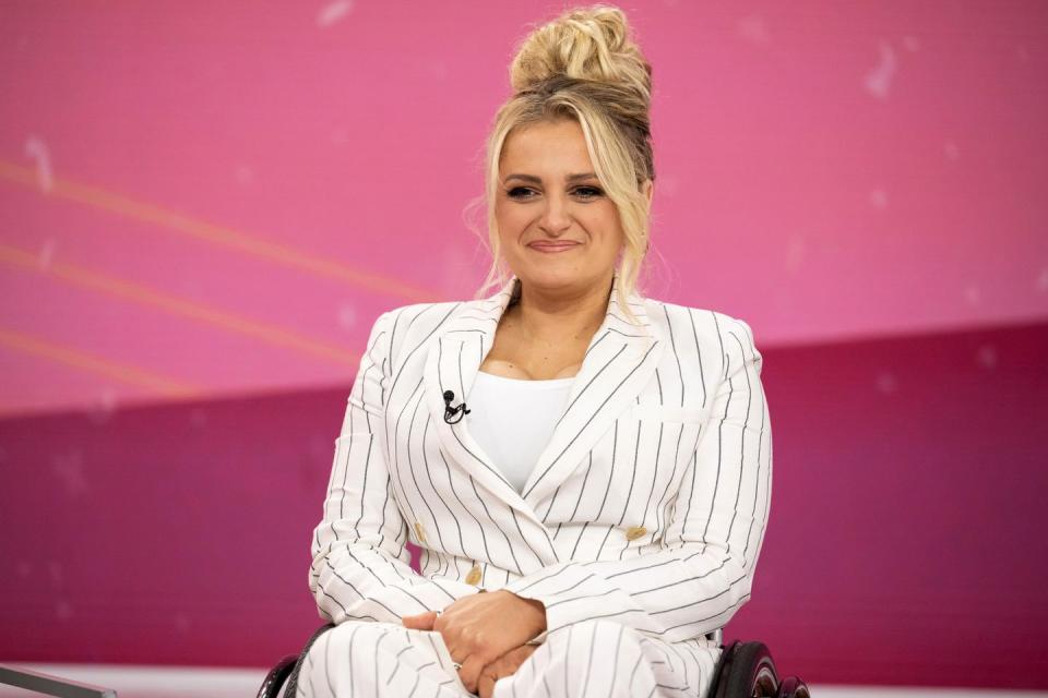 ali stroker new book glee cast impact comments