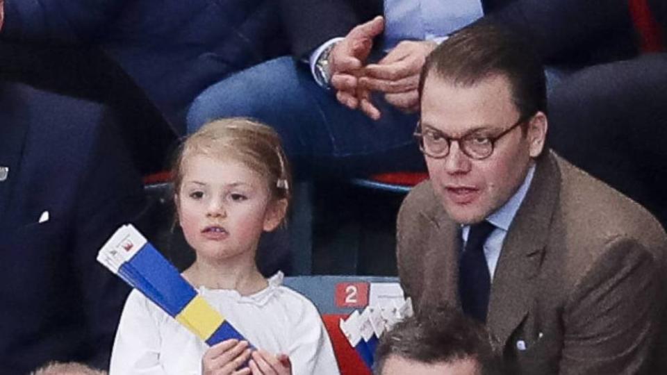 Die kleine Prinzessin Estelle mit Papa Daniel (rechts) am Sonntag bei der Handball-EM der Damen in Stockholm