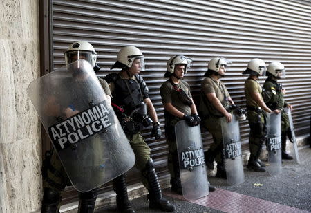 Riot policemen stand guard next to the Greek Parliament during an anti-austerity rally in central Athens, Greece July 22, 2015. REUTERS/Ronen Zvulun
