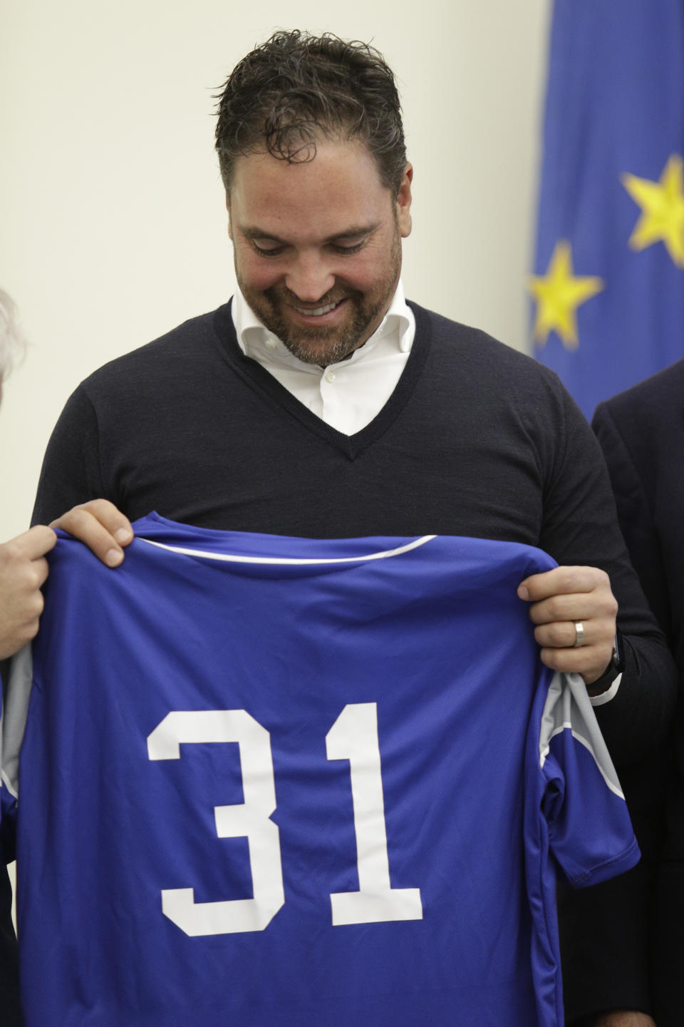 Hall of Fame catcher Mike Piazza shows his jersey during his presentation as Italy's national baseball team coach, at the Italian Olympic Committee headquarters in Rome, Friday, Nov. 29, 2019. (AP Photo/Alberto Pellaschiar)