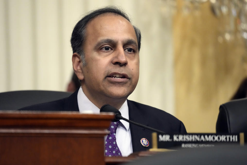 Archivo - El representante Raja Krishnamoorthi, demócrata por Illinois, habla durante una audiencia de una comisión especial de la cámara baja dedicada a contrarrestar a China, el 28 de febrero de 2023, en el Capitolio, en Washington. (AP Foto/Alex Brandon, Archivo)