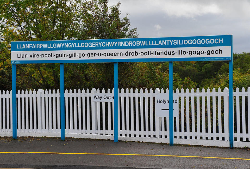 Llanfairpwllgwyngyllgogerychwyrndrobwllllantysiliogogogoch