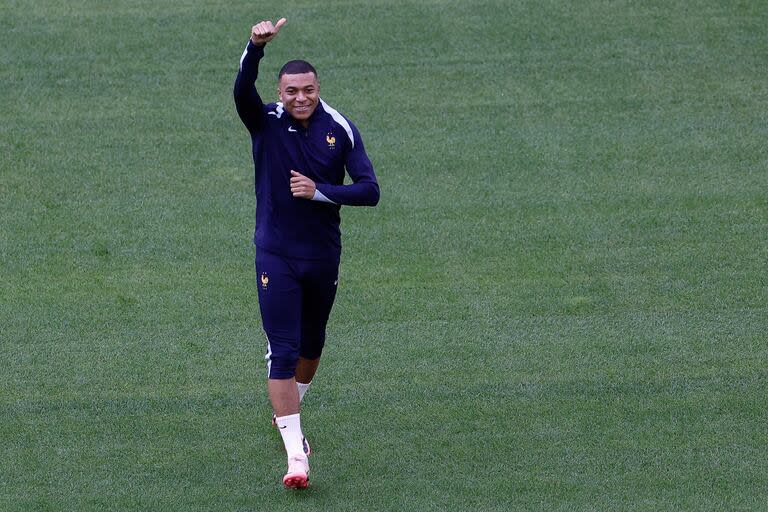 Kylian Mbappé durante la entrada en calor