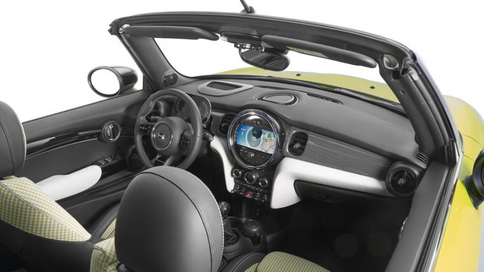 圖／2022 Mini Cooper全車系中控台皆標配8.8吋車載信息娛樂系統，周圍以質感更好的鋼琴烤漆材質處理。