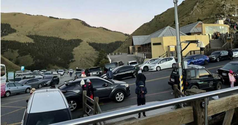 遊客上山觀日出，合歡山公路塞爆。（圖／松雪樓提供）