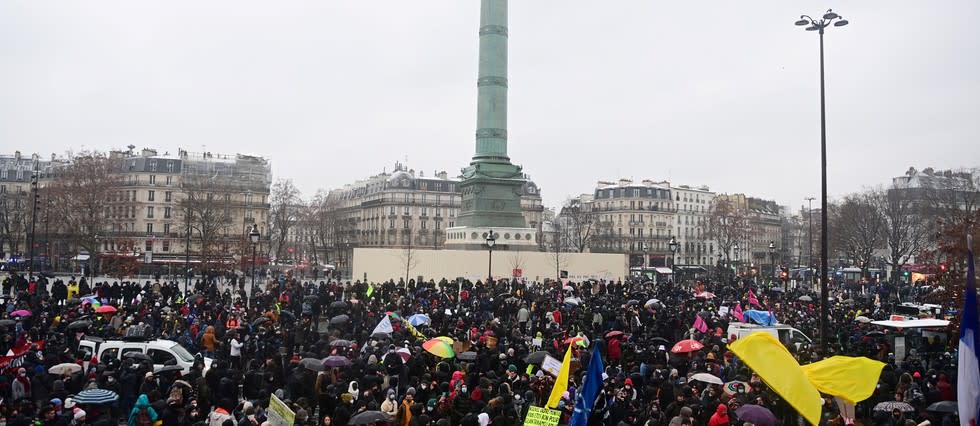 Des manifestations contre la proposition de loi sur la « sécurité globale » ont réuni plusieurs milliers de personnes partout en France comme ici, place de la Bastille, à Paris, le 16 janvier 2021.
