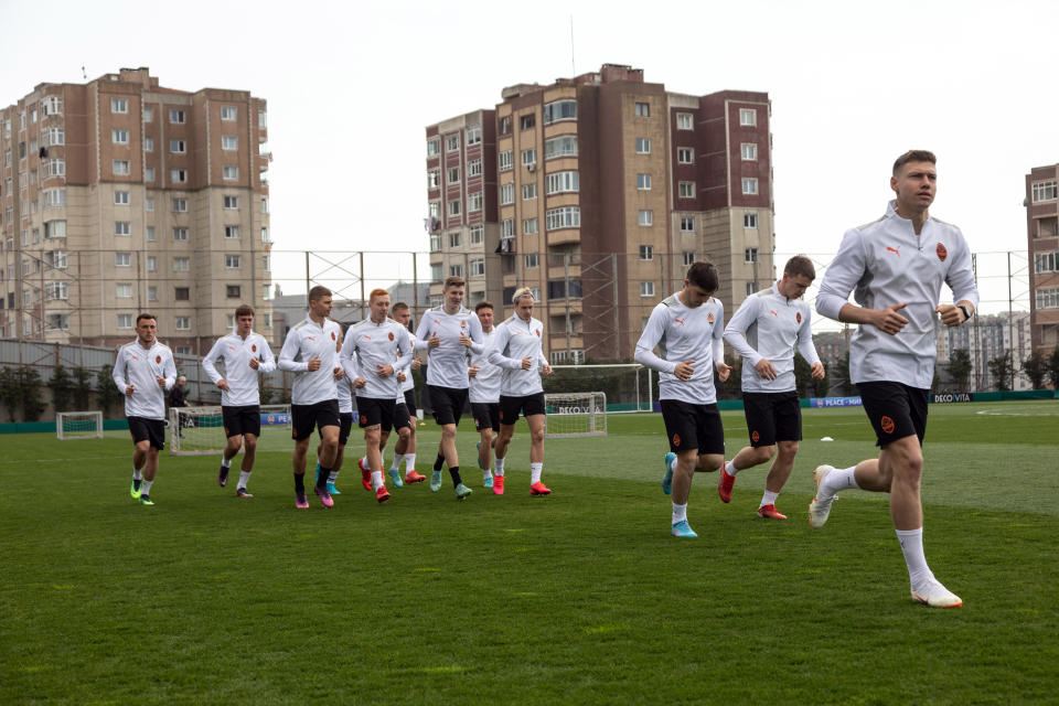 Jugadores del Shakhtar Donetsk entrenan en Estambul, Turquía, el 8 de abril de 2022. La liga de fútbol de Ucrania regresará a los campos esta semana. (Bradley Secker/The New York Times)

