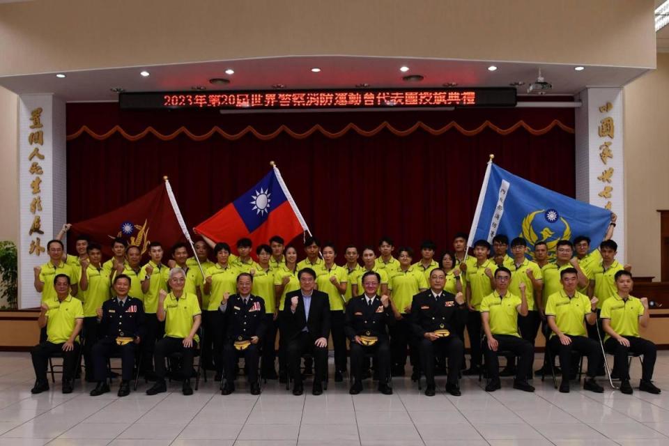 林右昌與參與世界警察消防運動會成員合影。（警政署提供）