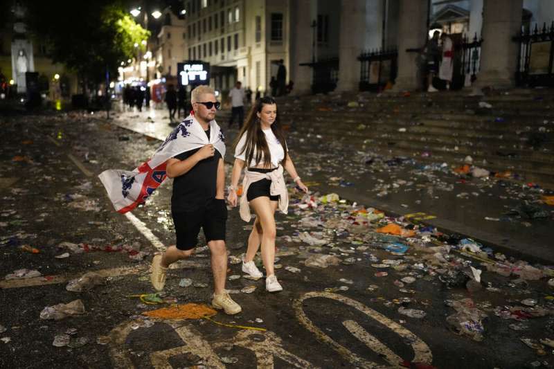 7月11日，歐國盃決賽這天，許多英格蘭球迷瘋狂應援。（AP）