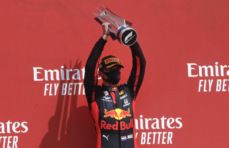 El piloto de Red Bull Max Verstappen alza el trofeo tras ganar el Gran Premio 70 Aniversario en el circuito de Silverstone, Inglaterra, el domingo 9 de agosto de 2020. (AP Foto/Frank Augstein, Pool)