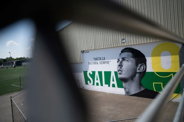 Un mural del artista Gabriel Griffa que rinde homenaje al fallecido futbolista argentino Emiliano Sala, fotografiado en Carquefou, Francia, el 26 de abril de 2022 (Loic Venance)