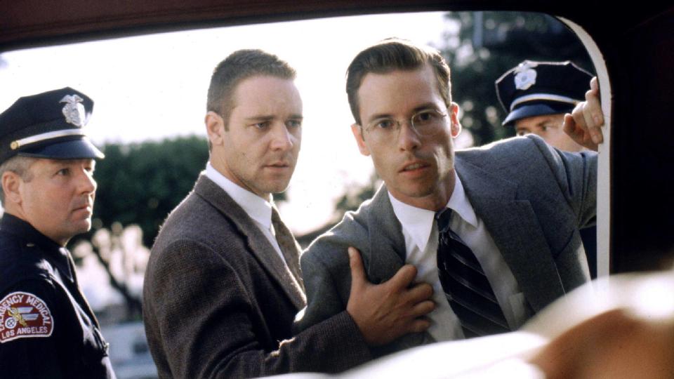 (L-R) Russell Crowe as Officer Wendell 