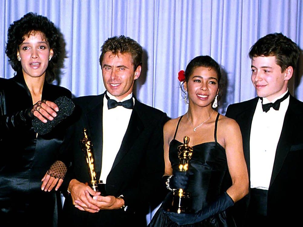 Jennifer Beals (l.) und Matthew Broderick (r.) überreichten 1984 einen Oscar an Keith Forsey und Irene Cara. (Bild: imago images/MediaPunch)