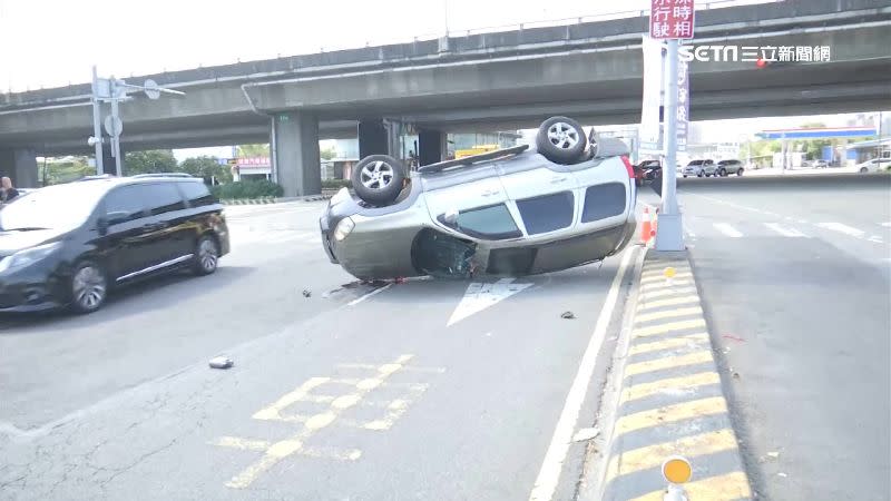 休旅車遭撞後180度翻覆在快車道。