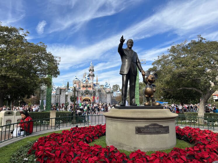 El Castillo de Disneyland es decorado con luces y es bañado da efectos especiales para las celebraciones navideñas.