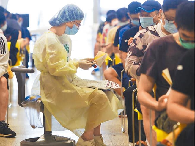 台北市議員王鴻薇指出，作為第一線防疫工作人員的里長們，自5月施打疫苗至今，已過了足足14周，卻盼不到中央協助造冊，只能自己上網搶疫苗，實在太過離譜。（本報資料照片）