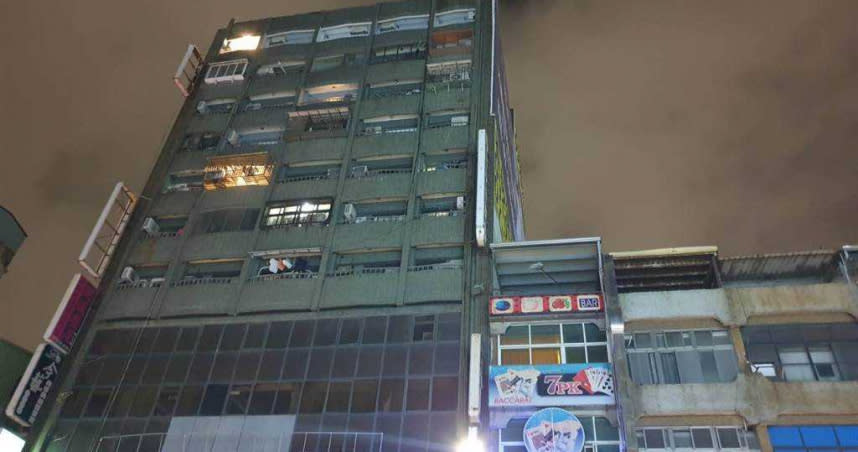 高市三民區一棟大樓8日晚間驚傳女子猝死男網友租屋處案，警方將男網友留置調查。（圖／讀者提供）