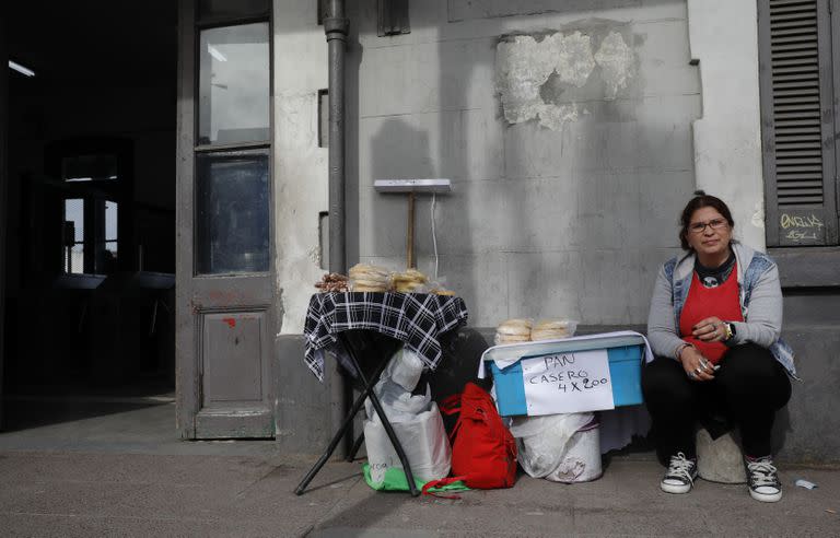 Caren vende chipa y pan casero en la vereda de la estación para ganarse $2000 pesos por día