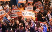 <p>Eine exklusiv deutsche Missinterpretation: Im Bundestagswahlkampf 2005 versuchte die CDU, ihre Kanzlerkandidatin durch den Rolling-Stones-Song "Angie" cool und lässig wirken zu lassen. Die Schwermut, die Resignation und die dunklen Wolken, die im Lied aufziehen, prallten an den jubelnden Massen ab. Angela Merkel wurde bekanntlich Bundeskanzlerin. (Bild: 2013 Getty Images)</p> 