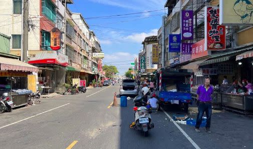 ▲高雄市鳥松區今（23）日發生一起車禍，一輛運送雞蛋的小貨車，停放在鳥松區大仁南路卸貨時，無端遭到後方小客車追撞，導致車上約3600顆雞蛋遭毀損。（圖／翻攝畫面）