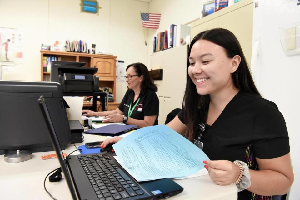 Miembros del personal del Departamento de Servicios de Salud del Distrito Escolar Unificado de Fresno trabajan en una clínica de vacunación en 2019.
