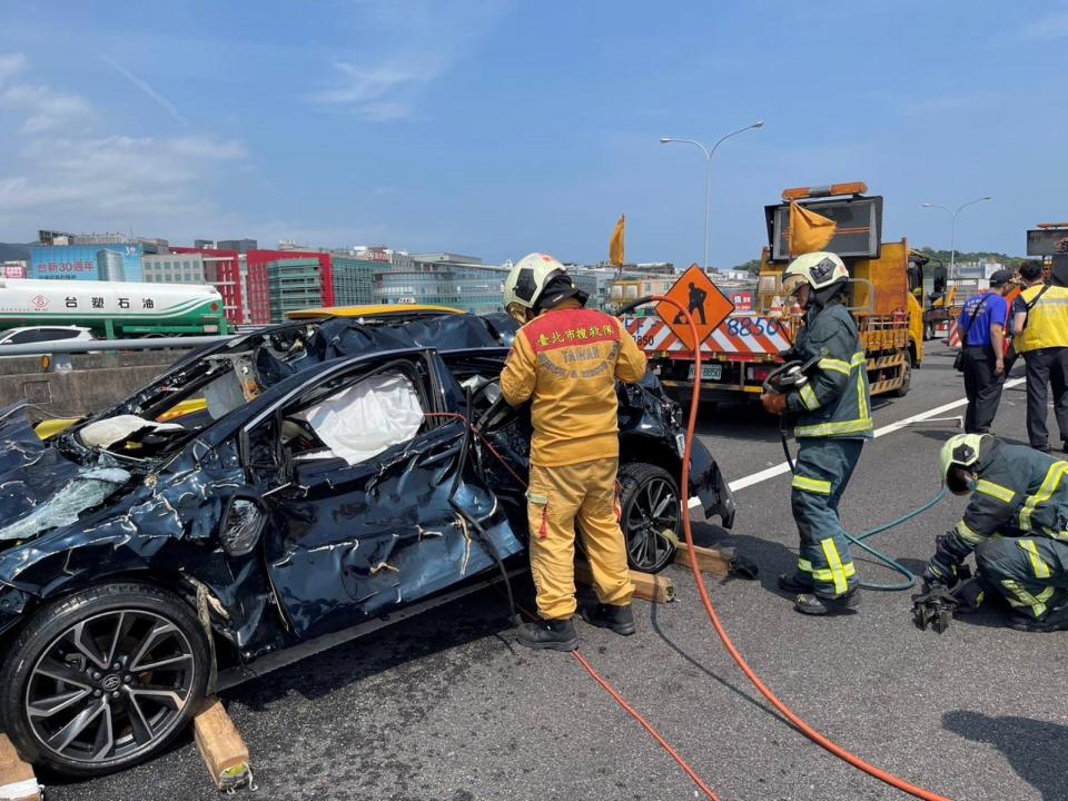 國道1號堤頂出口匝道附近28日晚發生交通事故，一輛汽車自撞匝道護欄後翻落基隆河，警消經一夜搜索，29日下午發現車輛，32歲蔡姓駕駛明顯死亡，詳細案發及肇事原因待調查。（翻攝照片／中央社）