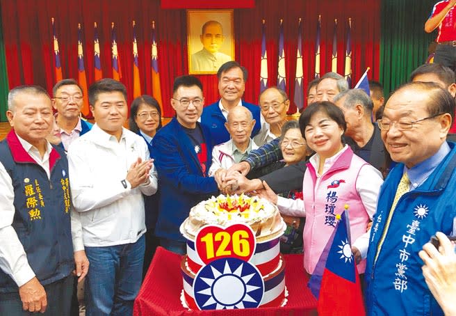 中國國民黨慶祝126周年黨慶，黨主席江啟臣帶領各界期許台中市「市長連任、議會過半」。（陳世宗攝）