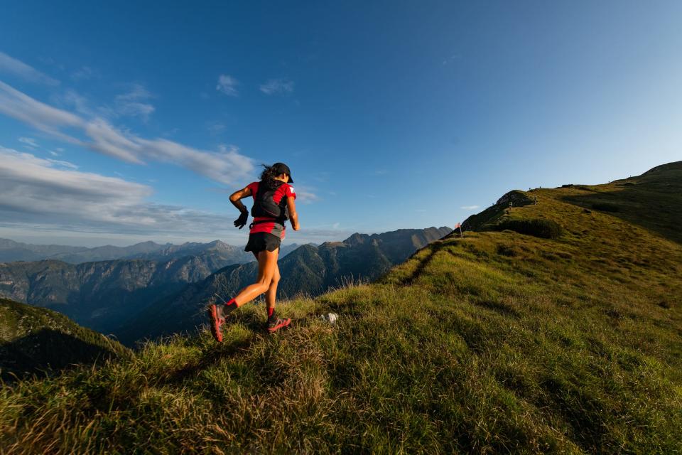 Am besten trainiert man für einen Höhenaufstieg im Freien auf hügeligem Terrain.  - Copyright: michelangeloop/Getty Images