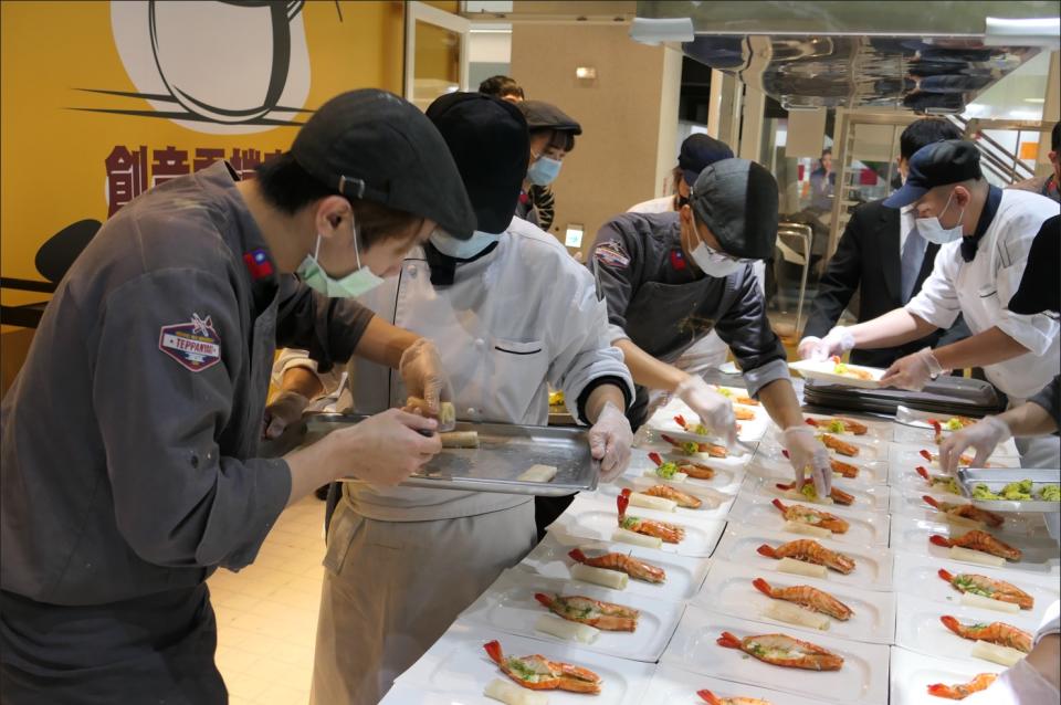 醒吾科大餐旅管理系學生們用心準備餐點，提供校友色香味俱全的美食饗宴。   圖：醒吾科大提供