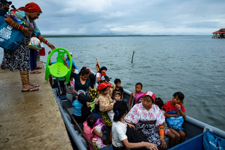 Indígenas panameños son trasladados a tierra firme desde la isla de Cartí Sugdupu, Guna Yala, panamá, el 3 de junio de 2024 (MARTIN BERNETTI)