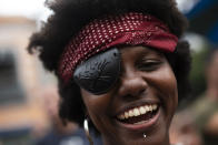 Una mujer disfrazada de pirata participa en una fiesta callejera previa al Carnaval, en Río de Janeiro, Brasil, el 28 de enero de 2024. (AP Foto/Bruna Prado)
