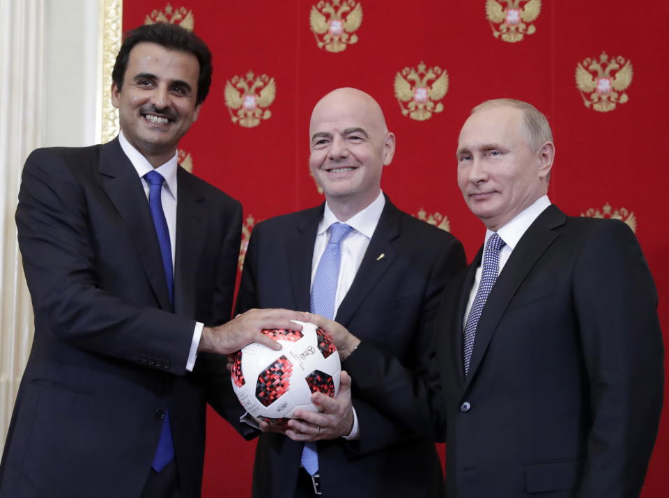 FIFA-Präsident Infantino (m.) mit dem russischen Präsident Wladimir Putin (r.) und dem Emir von Katar Tamim bin Hamad Al Thani (l.)