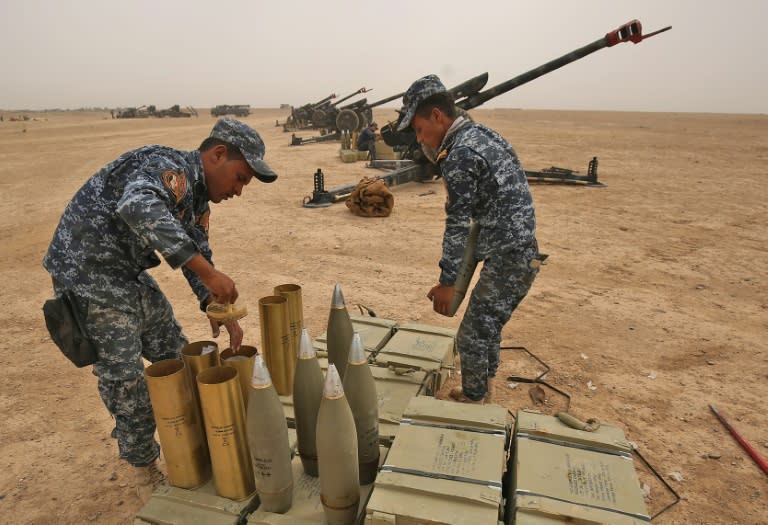 Iraqi forces prepare their weapons outside the town of Sharqat on September 20, 2017 in readiness for their offensive against the Islamic State group enclave of Hawija