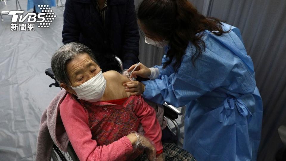 南韓計畫將為60歲以上的高齡族群接種第四劑疫苗。（圖／達志影像美聯社）