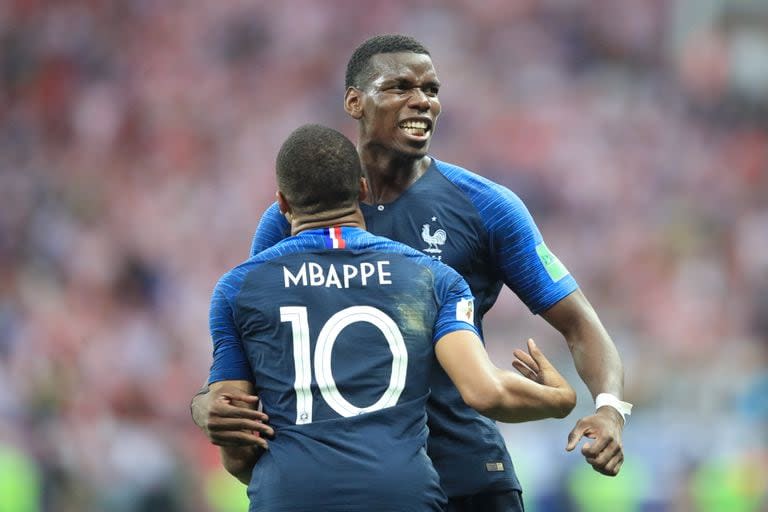 Pogba se abraza con Mbappé, durante la final del Mundial 2018 que ganaron con Francia