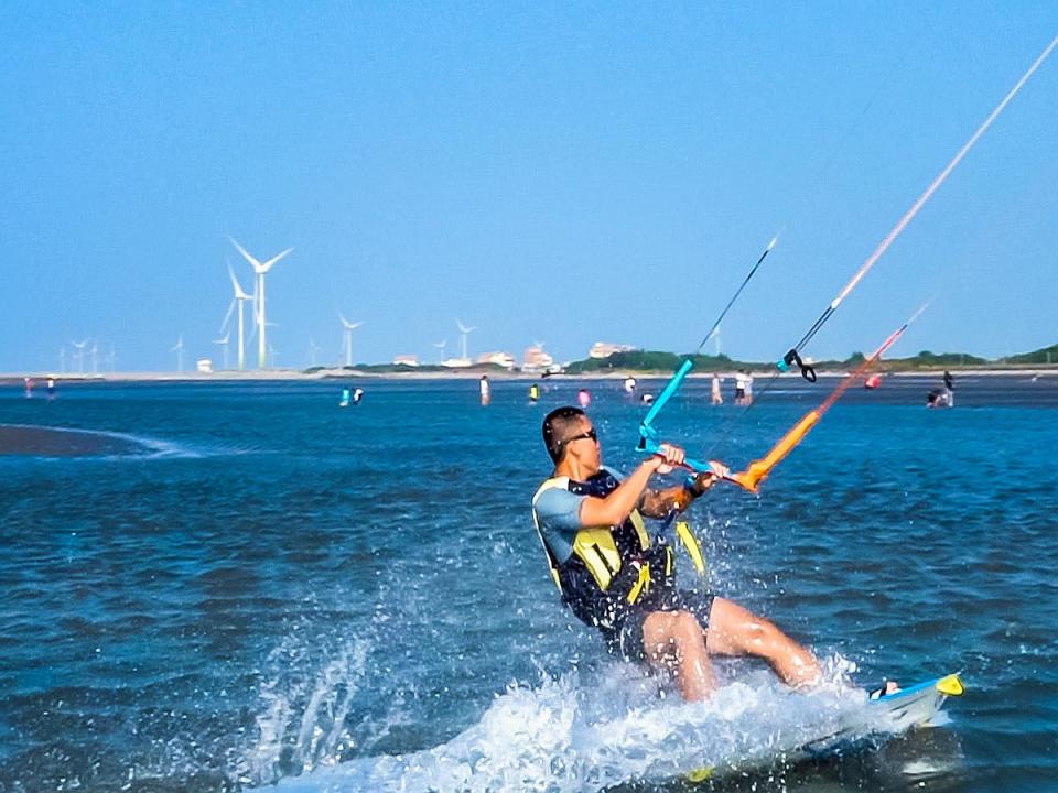 台中市風景區管理所自3月起開放大安濱海樂園供民眾沙灘戲水、衝浪、風箏衝浪等。（圖：觀旅局提供）