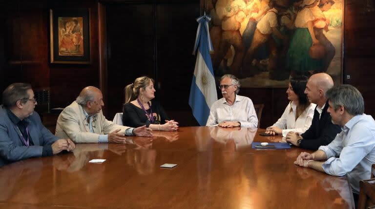 El ministro Mario Lugones (centro) con los tres representantes de la Nación designados en el Consejo de Administración del Garrahan: (de izquierda a derecha) Roberto Dalmazzo, Jorge Menehem y Soraya El Kik, que ejercerá la presidencia