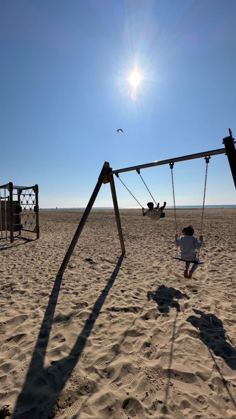 Antonela Roccuzzo disfrutó de la playa con sus hijos