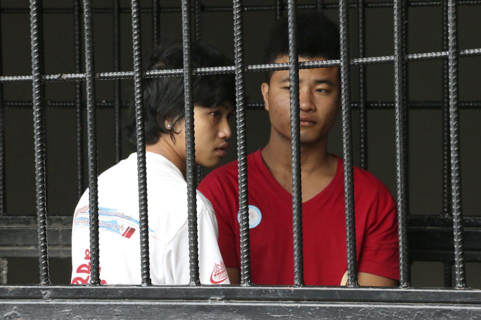 Win Zaw Htun (L) and Zaw Lin, workers from Myanmar accused of killing two British tourists are seen behind bars at a court in Koh Samui October 4, 2014. The two Myanmar men accused of killing Hannah Witheridge, 23, and David Miller, 24, two British backpackers, on a Thai holiday island have retracted their confessions, their lawyers said on Wednesday, adding further confusion to an investigation that has attracted widespread criticism. Picture taken October 4, 2014. REUTERS/Daily News (THAILAND - Tags: POLITICS CRIME LAW) NO ARCHIVES. FOR EDITORIAL USE ONLY. NOT FOR SALE FOR MARKETING OR ADVERTISING CAMPAIGNS. THAILAND OUT. NO COMMERCIAL OR EDITORIAL SALES IN THAILAND