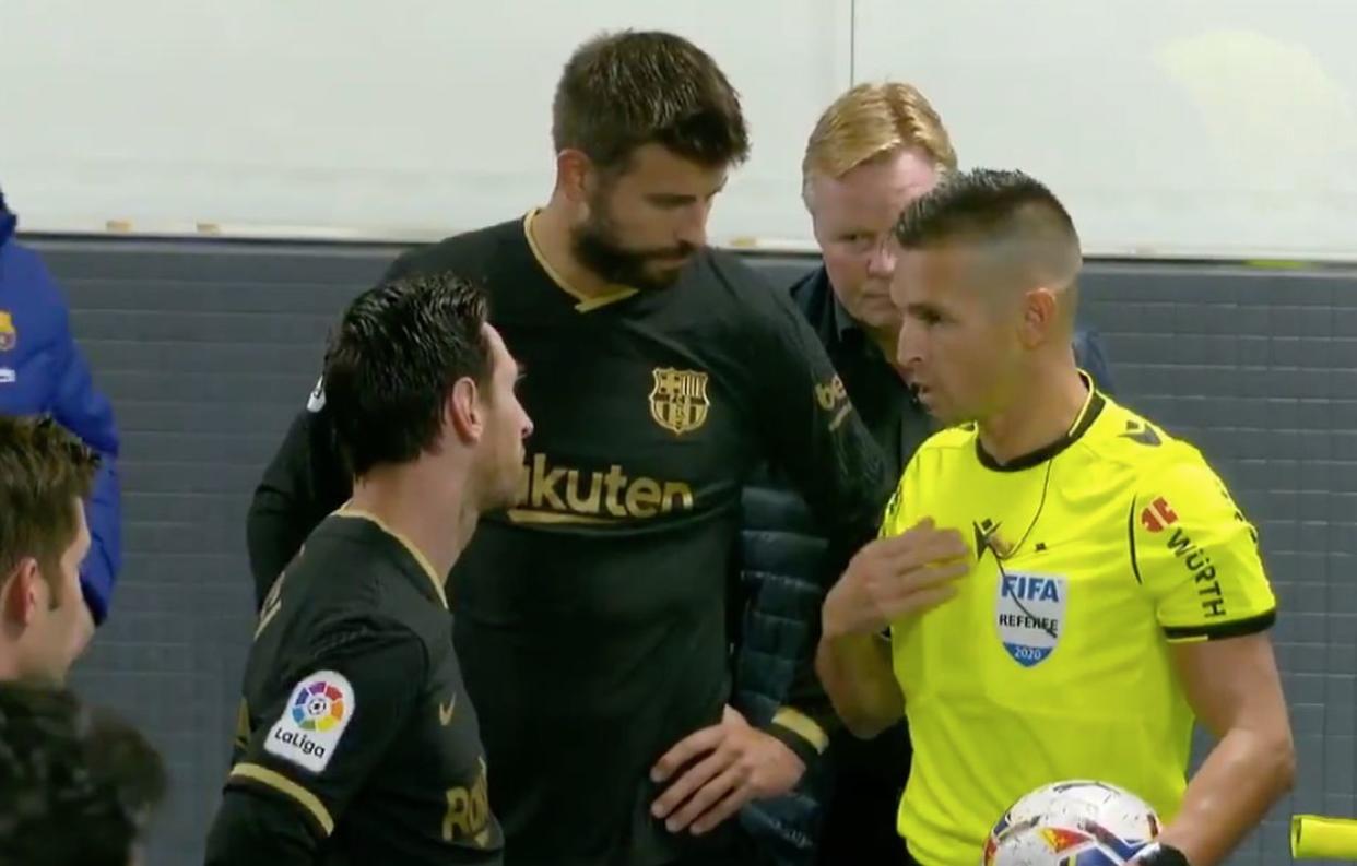 Messi, Piqué y Koeman pidiendo explicaciones a Del Cerro Grande en el túnel de vestuarios por la expulsión de Lenglet. (Fuente: Twitter/@MovistarFutbol)