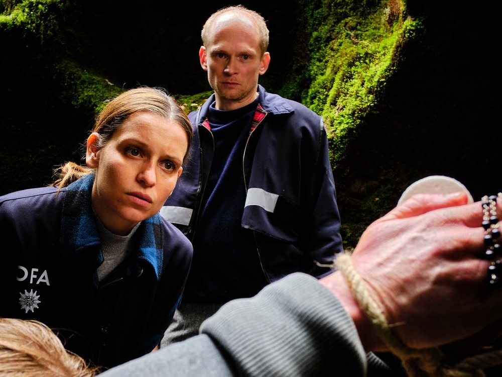 "Tod am Rennsteig - Auge um Auge": Annett Schuster (Kristin Suckow) und Jan Kawig (Bernhard Conrad) finden eine weitere Leiche in einem Waldstück. (Bild: MDR/HA Kommunikation)