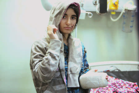 A displaced woman who was injured in clashes and fleeing from Islamic State militants of Mosul, receives treatment at a hospital west of Erbil, Iraq, November 25, 2016. REUTERS/Azad Lashkari