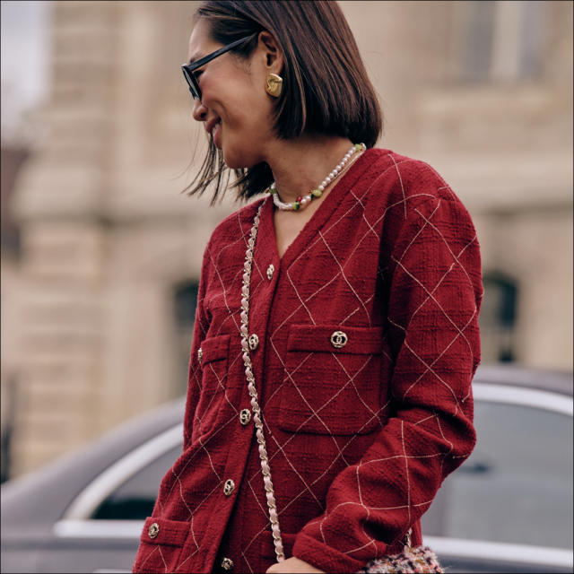 20 Red Bag Outfit Ideas - all black with jeans an a pop of color